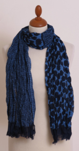 blauer schal mit punkten aus bio baumwolle von billbillundbill | nachhaltiges Geschenk Blauer Schal mit Punkten aus Bio Baumwolle von billbillundbill
