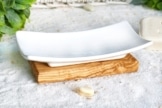 porzellan seifenschale auf olivenholzfuss | nachhaltiges Geschenk Porzellan Seifenschale auf Olivenholzfuß